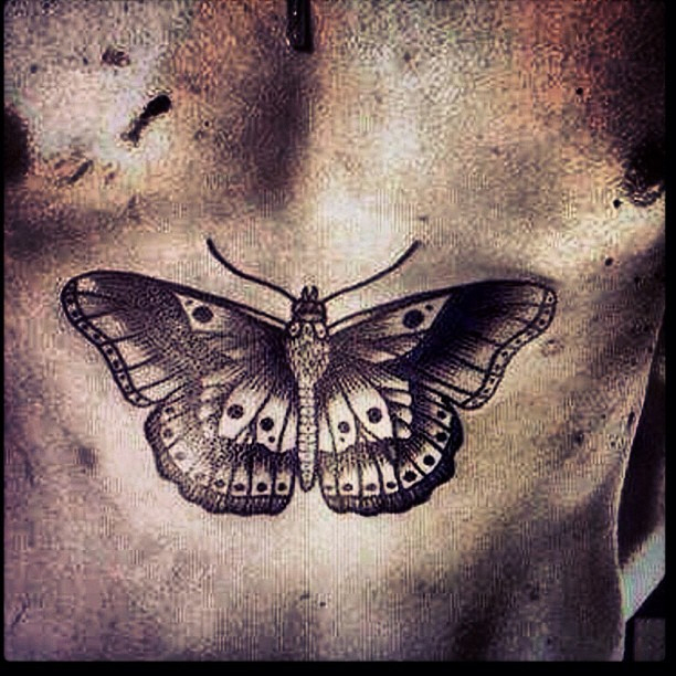Harry Styles wytatuował sobie motyla na brzuchu