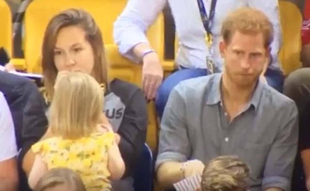 Podjadała popcorn samemu księciu Harry'emu. Jego reakcja...