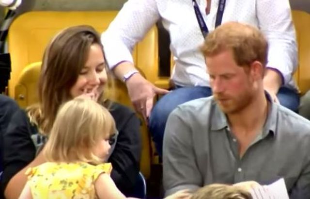 Podjadała popcorn samemu księciu Harry'emu. Jego reakcja...