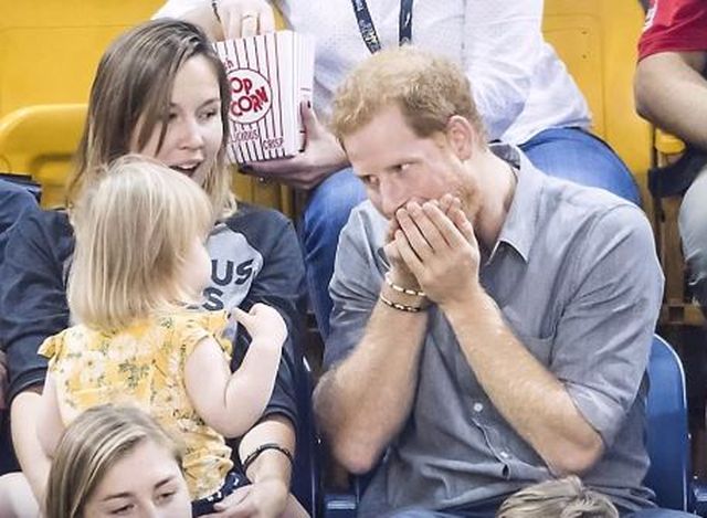Podjadała popcorn samemu księciu Harry'emu. Jego reakcja...