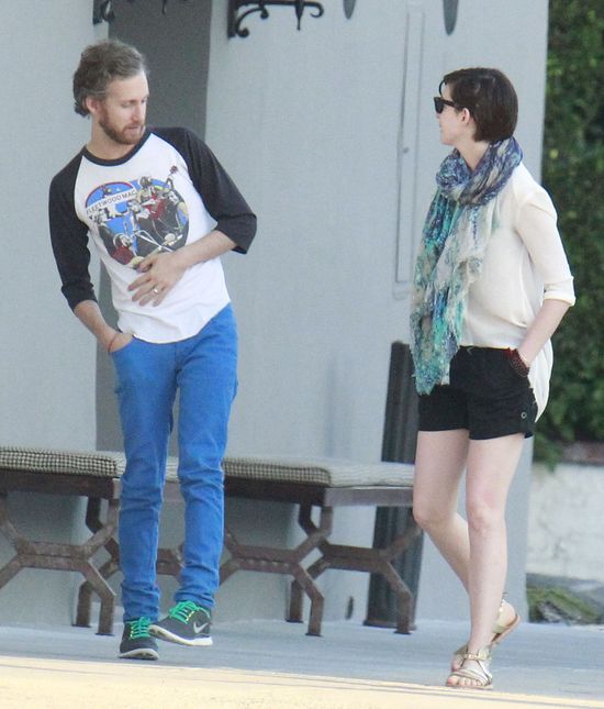 Anne Hathaway na spacerze z mężem (FOTO)