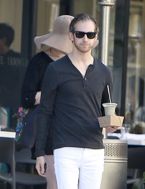 Anne Hathaway ukryła się pod potężnym kapeluszem (FOTO)