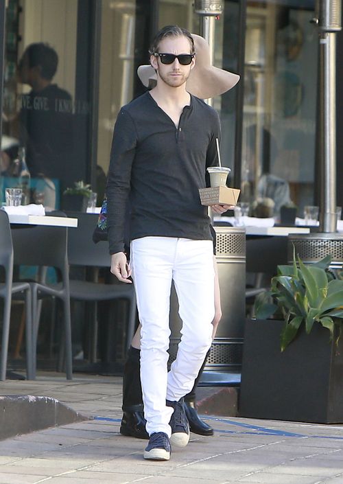 Anne Hathaway ukryła się pod potężnym kapeluszem (FOTO)