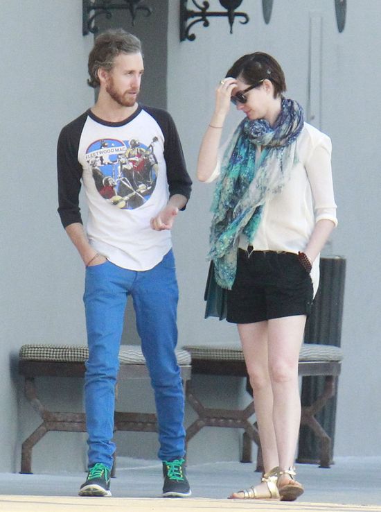 Anne Hathaway na spacerze z mężem (FOTO)