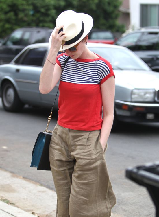 Anne Hathaway pożyczyła spodnie od wielkiego faceta? (FOTO) Anne Hathaway pożyczyła spodnie od wielkiego faceta? (FOTO)