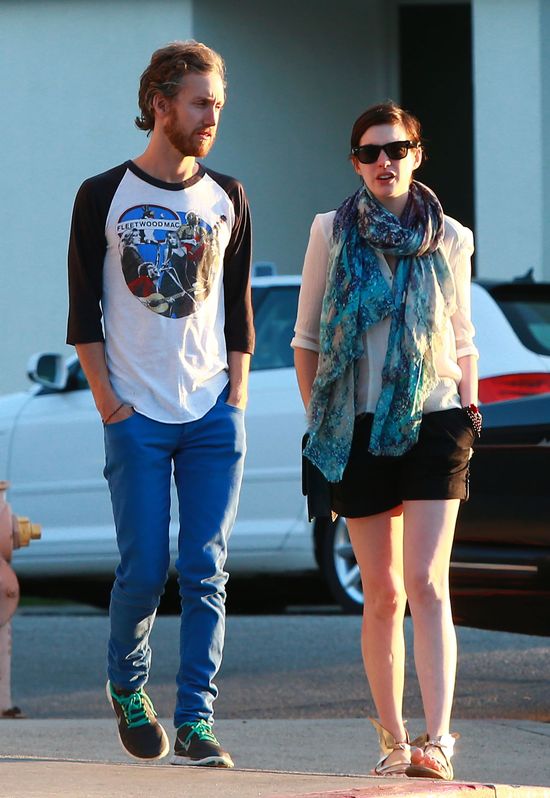 Anne Hathaway na spacerze z mężem (FOTO)