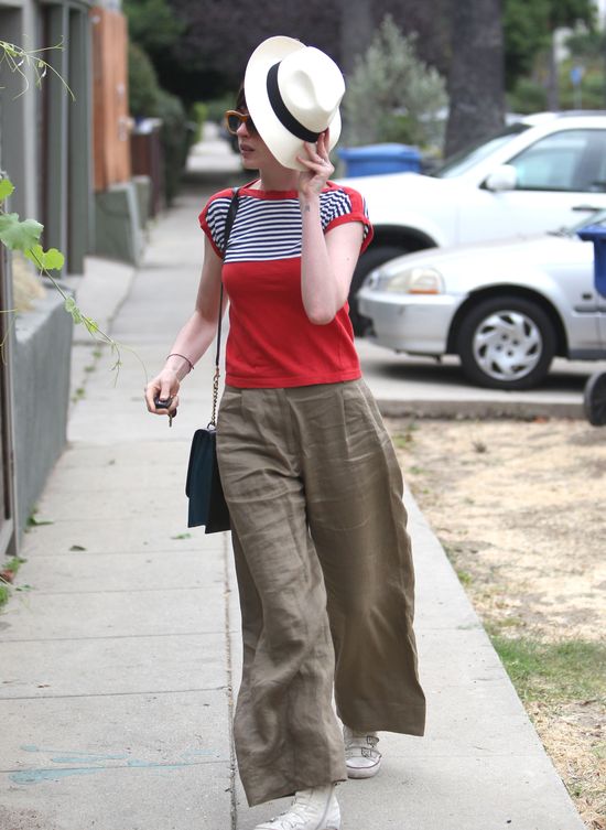 Anne Hathaway pożyczyła spodnie od wielkiego faceta? (FOTO) Anne Hathaway pożyczyła spodnie od wielkiego faceta? (FOTO)