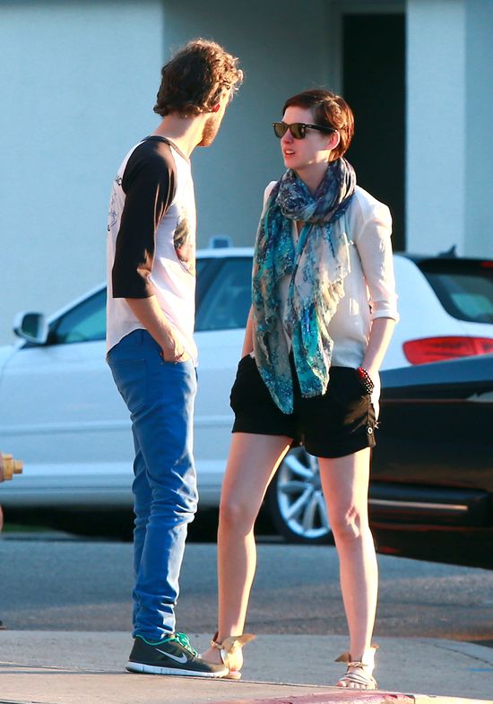 Anne Hathaway na spacerze z mężem (FOTO)