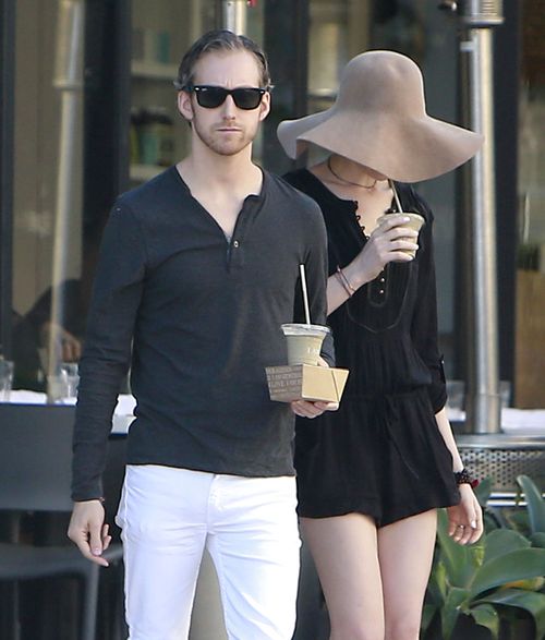 Anne Hathaway ukryła się pod potężnym kapeluszem (FOTO)