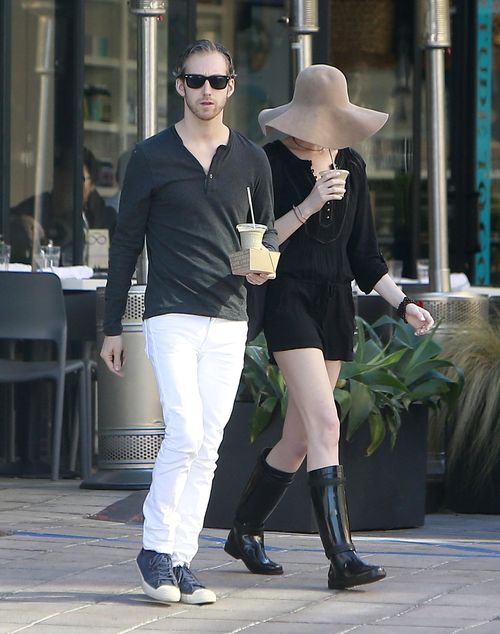 Anne Hathaway ukryła się pod potężnym kapeluszem (FOTO)