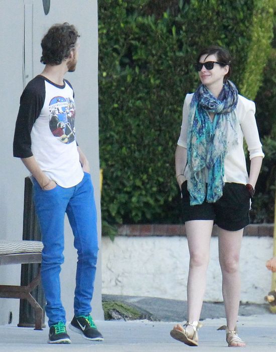 Anne Hathaway na spacerze z mężem (FOTO)