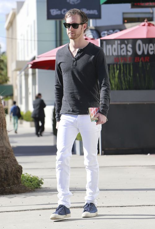 Anne Hathaway ukryła się pod potężnym kapeluszem (FOTO)