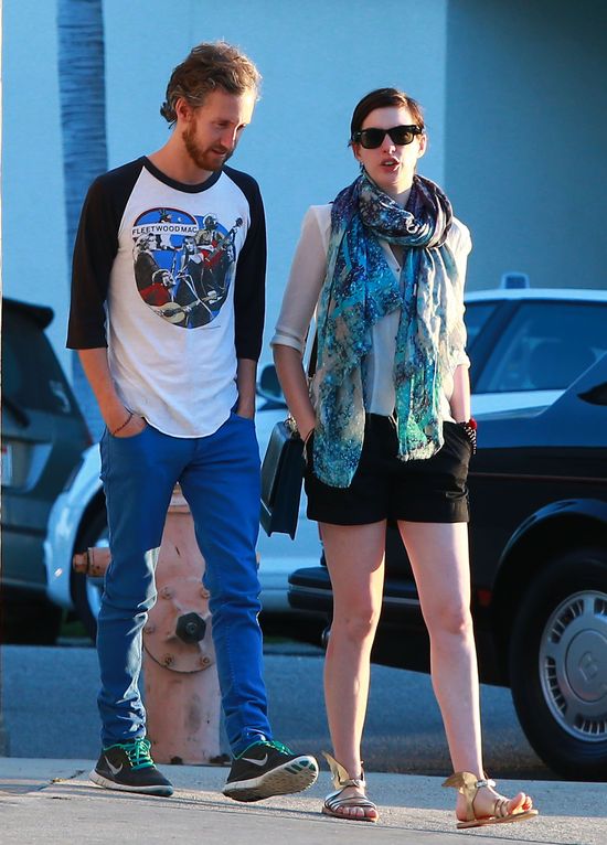 Anne Hathaway na spacerze z mężem (FOTO)