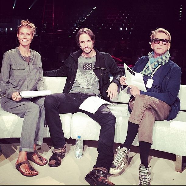 Heidi Klum w studiu tv bez makijażu i w japonkach (FOTO)