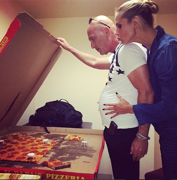 Ma 41 lat, jest mamą czworga dzieci i zajada pizzę (FOTO)