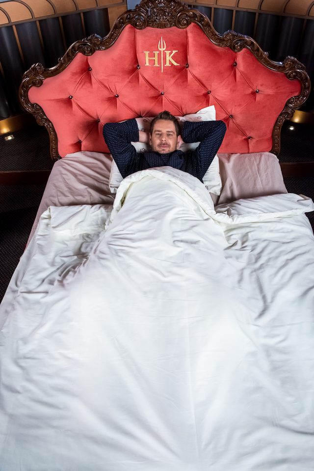 Wojciech Amaro pokazał swoje królewskie łoże [VIDEO]