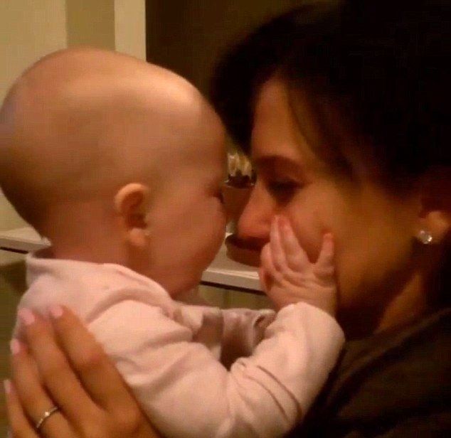 Ta córeczka znanej gwiazdy to mały całuśnik (VIDEO)