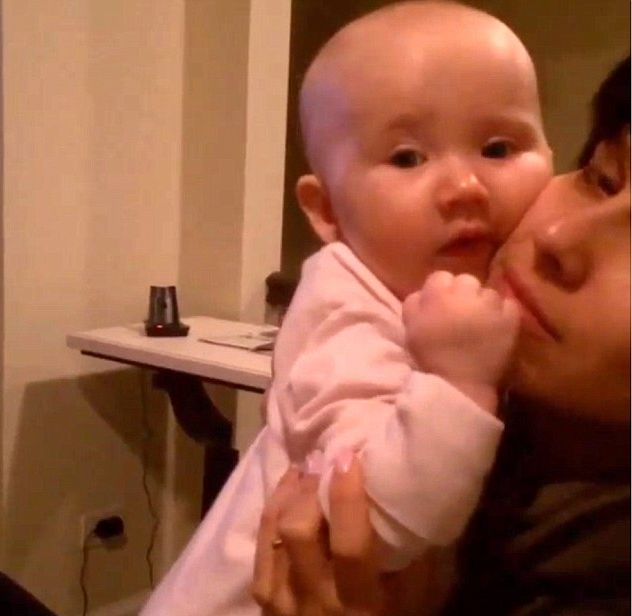 Ta córeczka znanej gwiazdy to mały całuśnik (VIDEO)