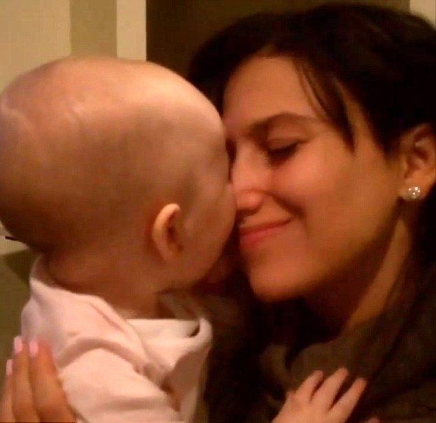 Ta córeczka znanej gwiazdy to mały całuśnik (VIDEO)