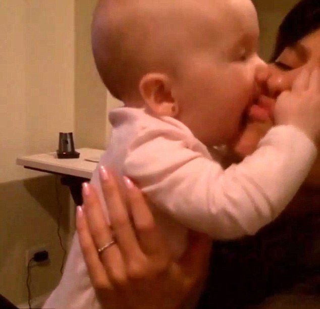 Ta córeczka znanej gwiazdy to mały całuśnik (VIDEO)