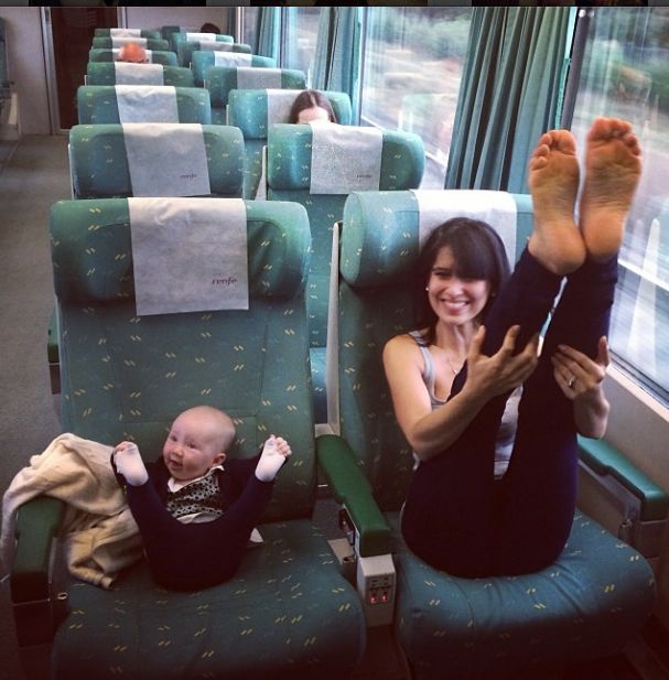 Żona znanego aktora ćwiczy jogę niemal wszędzie (FOTO) Żona znanego aktora ćwiczy jogę niemal wszędzie (FOTO)