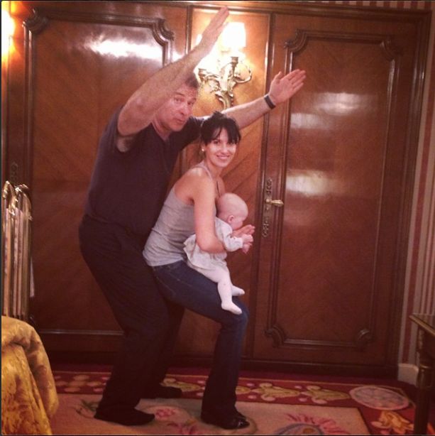 Żona znanego aktora ćwiczy jogę niemal wszędzie (FOTO) Żona znanego aktora ćwiczy jogę niemal wszędzie (FOTO)