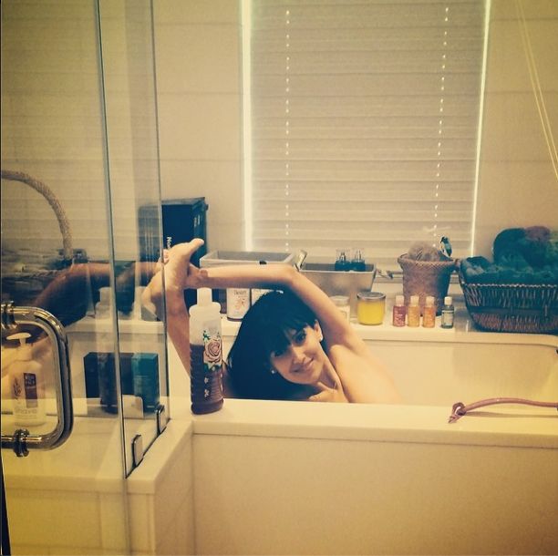 Ta córeczka znanej gwiazdy to mały całuśnik (VIDEO)