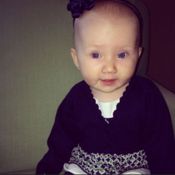 Ta córeczka znanej gwiazdy to mały całuśnik (VIDEO)