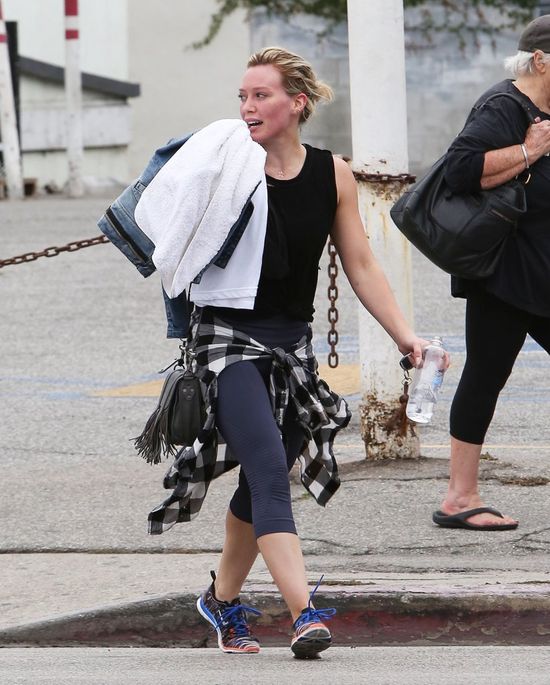 Spocona Hilary Duff przyłapana bez makijażu (FOTO)