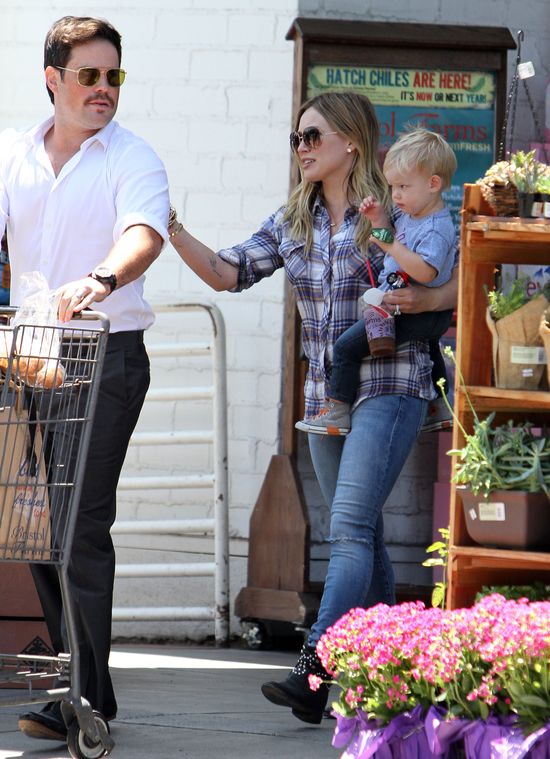 Rodzinne zakupy w wydaniu Hilary Duff (FOTO)