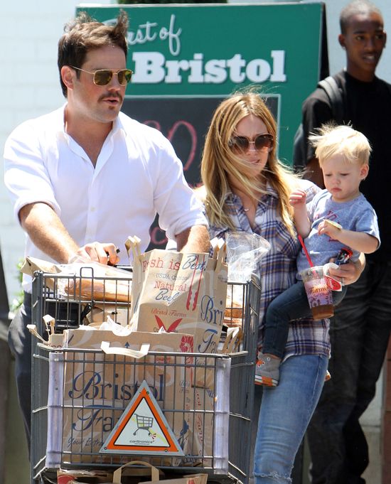 Rodzinne zakupy w wydaniu Hilary Duff (FOTO) Rodzinne zakupy w wydaniu Hilary Duff (FOTO)
