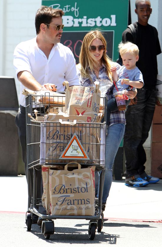 Rodzinne zakupy w wydaniu Hilary Duff (FOTO) Rodzinne zakupy w wydaniu Hilary Duff (FOTO)