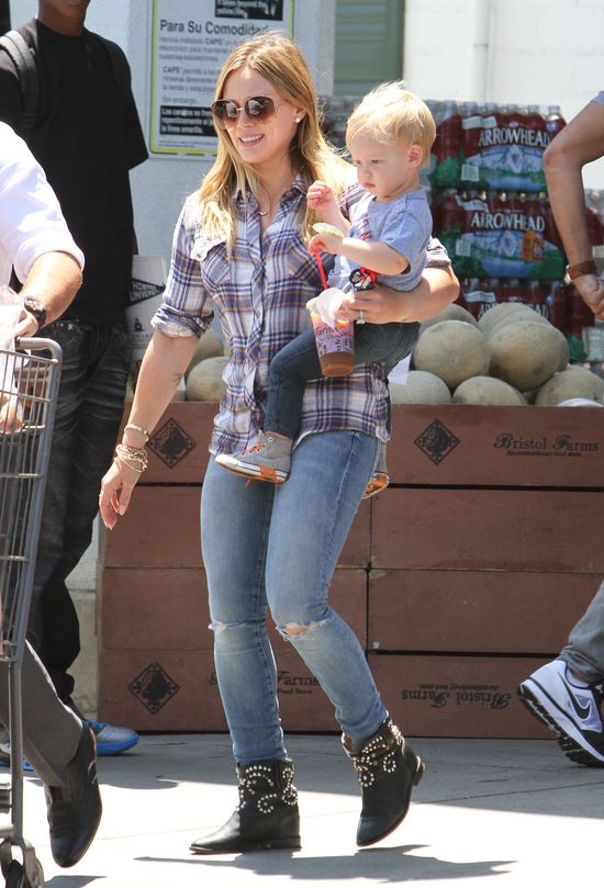 Rodzinne zakupy w wydaniu Hilary Duff (FOTO) Rodzinne zakupy w wydaniu Hilary Duff (FOTO)
