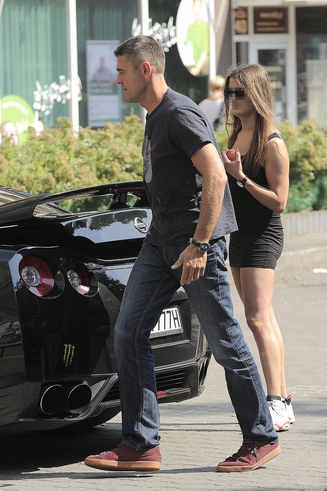 Krzysztof Hołowczyc bez koszuli na parkingu (FOTO)