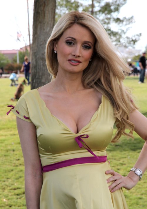 Były króliczek Playboya chwali się ciążowym brzuszkiem FOTO