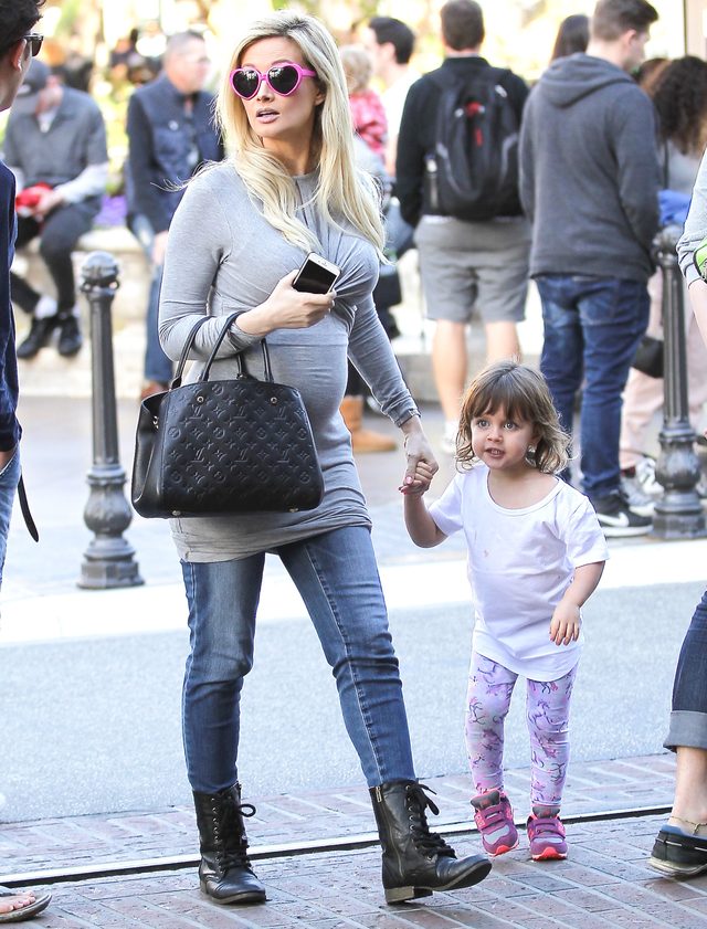Holly Madison pokazuje ciążowy brzuszek (FOTO)