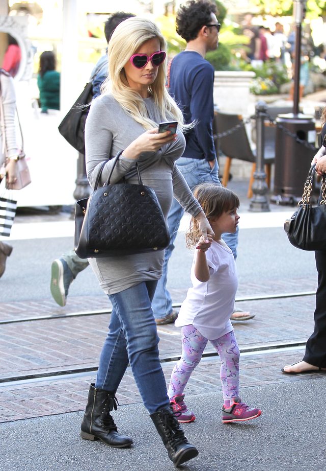 Holly Madison pokazuje ciążowy brzuszek (FOTO)