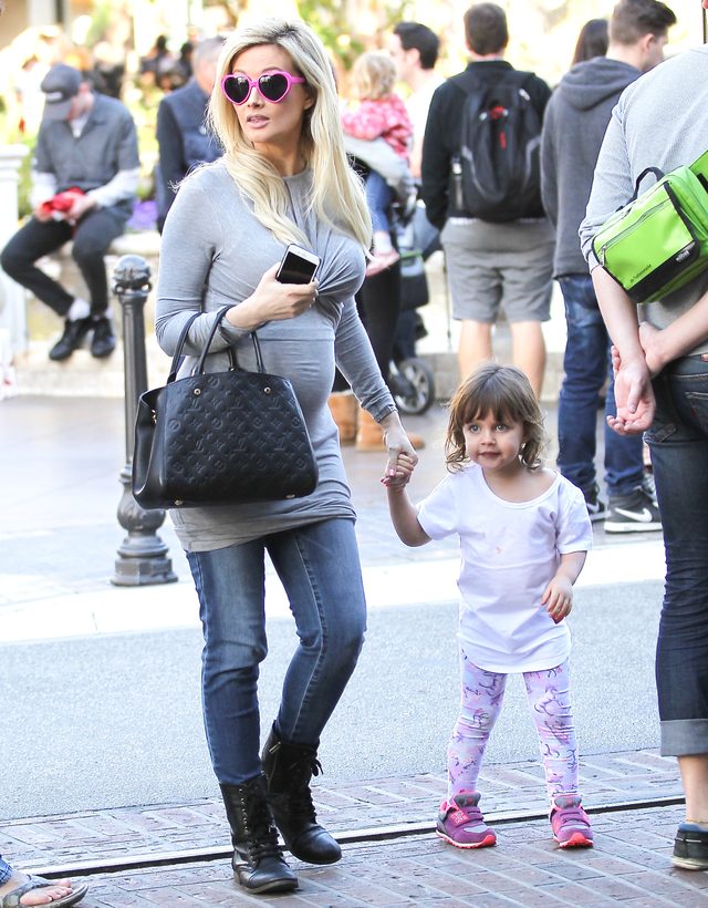 Holly Madison pokazuje ciążowy brzuszek (FOTO)