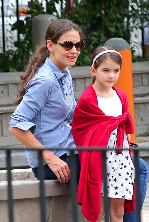 Katie Holmes na przystanku sjcentologicznym