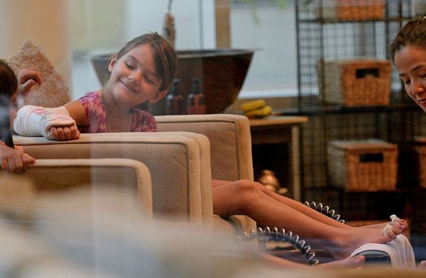 Suri Cruise z gipsem na przedramieniu (FOTO)