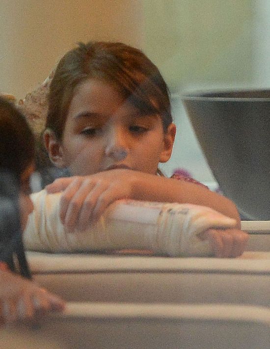 Suri Cruise z gipsem na przedramieniu (FOTO)
