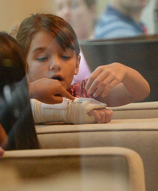 Suri Cruise z gipsem na przedramieniu (FOTO)