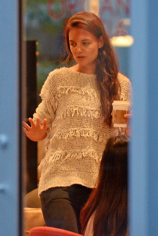 Suri Cruise z gipsem na przedramieniu (FOTO)