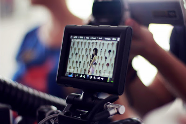 Honey eksponuje piersi i uda