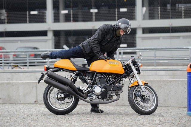 Kto omija warszawskie korki na takim motocyklu? (FOTO)