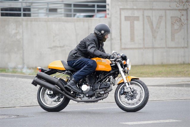 Kto omija warszawskie korki na takim motocyklu? (FOTO)