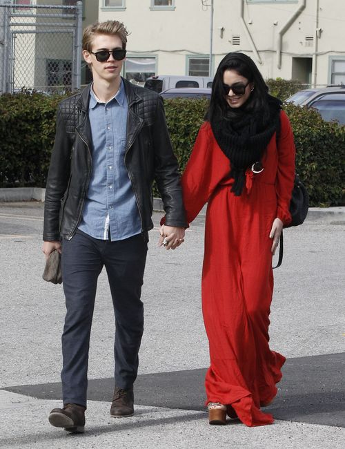 Spacer Vanessy Hudgens do kościoła