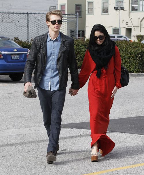 Spacer Vanessy Hudgens do kościoła