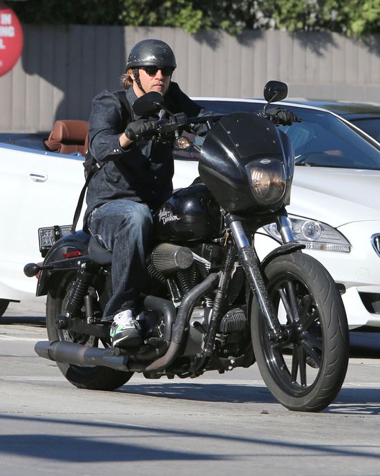 Zamiast gali Emmy wybrał przejażdżkę motocyklem (FOTO)