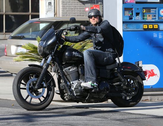 Zamiast gali Emmy wybrał przejażdżkę motocyklem (FOTO)